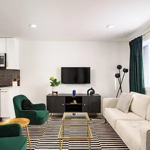 stylish-5br-home-w-fire-pit-15-mins-to-dt-denver.seedenverhotels.com/